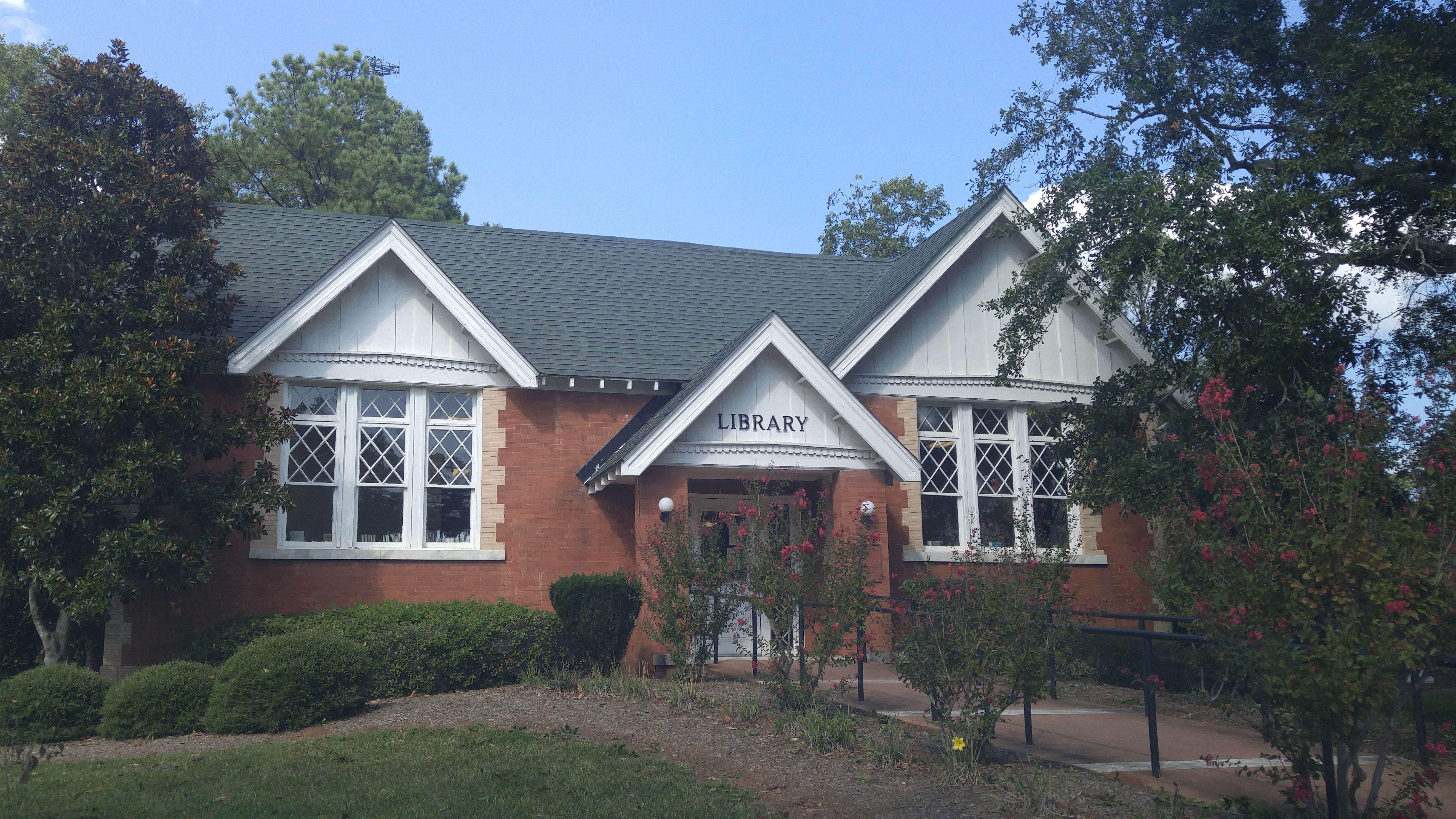 Jennie Erwin (Honea Path) Library building exterior