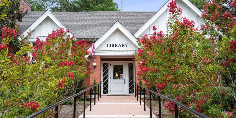 Jennie Erwin Library in Honea Path featuring entrance walkway