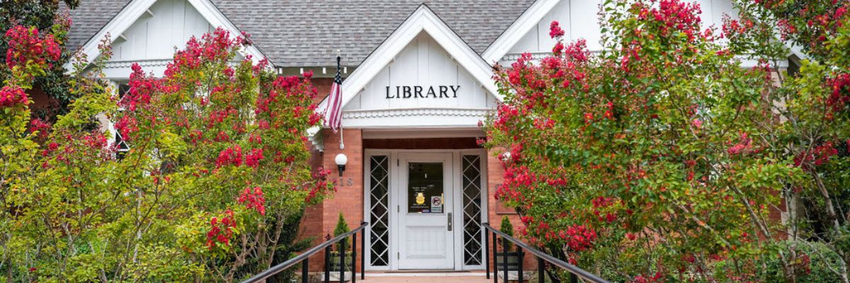 Jennie Erwin Library in Honea Path featuring entrance walkway